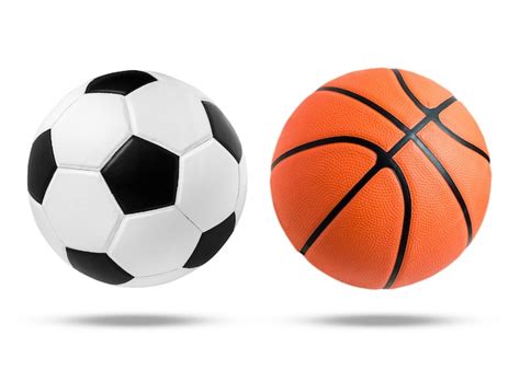 Balón de fútbol y pelota de baloncesto en | Foto Premium