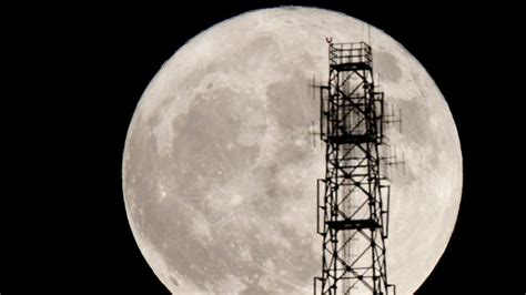 'Supermoon' wows viewers with closest glimpse since 1948 - BBC News