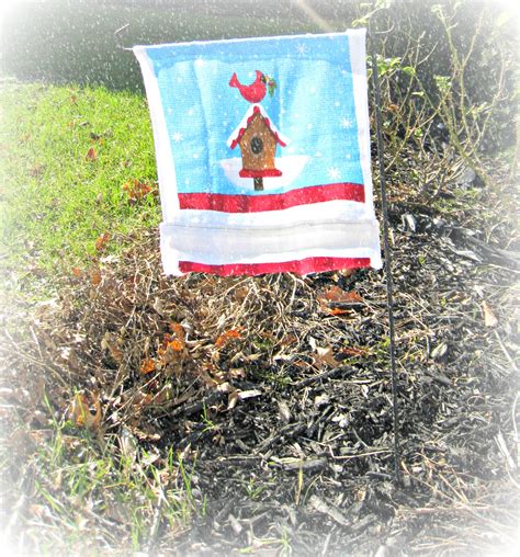 Homemade $1 Garden Flag - momhomeguide.com