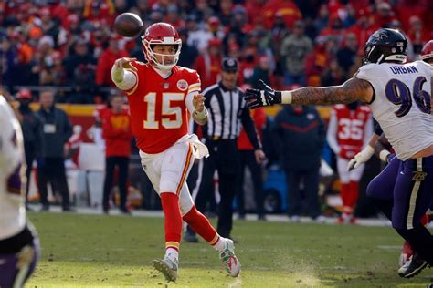 Watch: Kansas City’s Patrick Mahomes throws incredible no-look pass ...