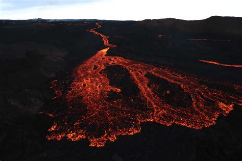 Mauna Loa eruption threatens route between Hilo and Kona | Courthouse ...