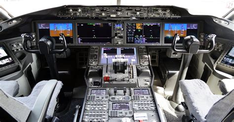 United Boeing 787-8 Dreamliner Cockpit : aviation