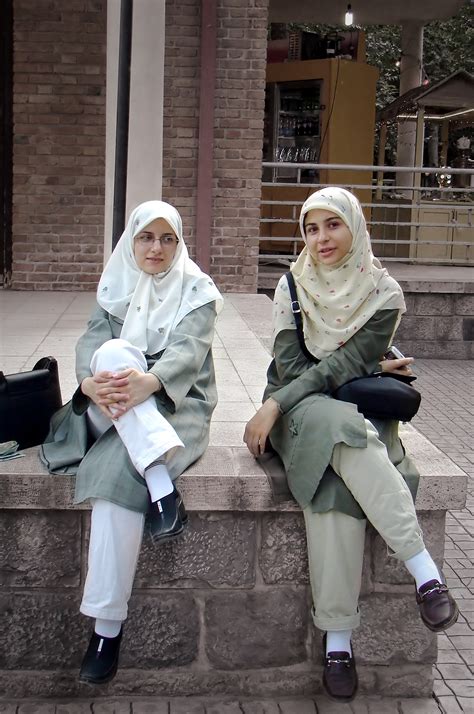 File:Two Iranian women.jpg - Wikipedia