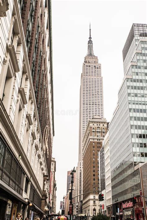 34th Street Manhattan editorial stock photo. Image of life - 25524468