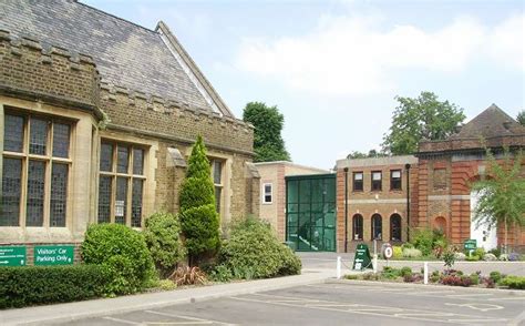 ALDENHAM SCHOOL GALLERY - Churchill House Summer Centres