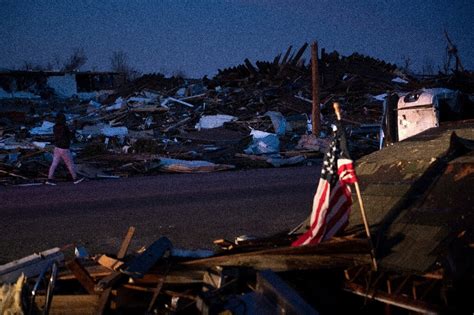 Race to find survivors as US tornadoes kill dozens | Top News