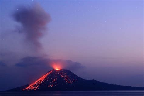 Indonesia Raises Volcano Alert After Tsunami Kills Scores - Bloomberg