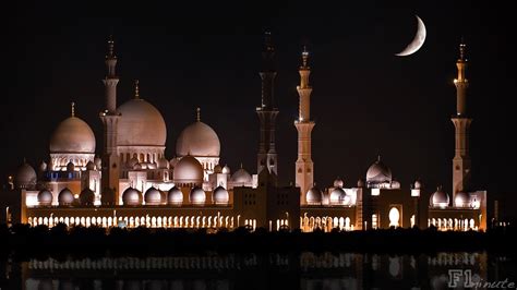 Sheikh Zayed Mosque - The moon lights up the Sheikh Zayed Grand Mosque