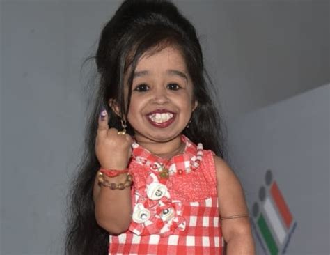 World's smallest woman votes in Nagpur