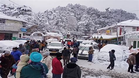 Shimla gets season's first snowfall, several roads blocked