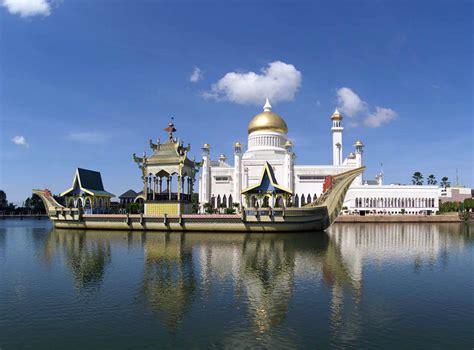 File:Sultan Omar Saifuddin Mosque.jpg - Wikitravel Shared