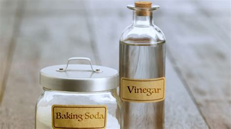 Here's What Really Happens When You Mix Vinegar And Baking Soda