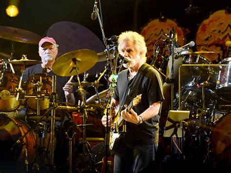 Last Grateful Dead show breaks Chicago stadium record - CBS News