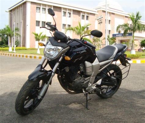 Yamaha FZ16 Black... Review and Photos