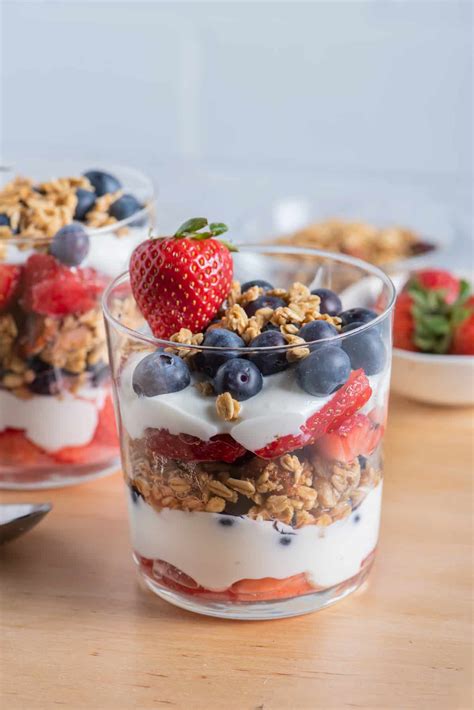 Fruit & Yogurt Parfaits {With Granola} - FeelGoodFoodie