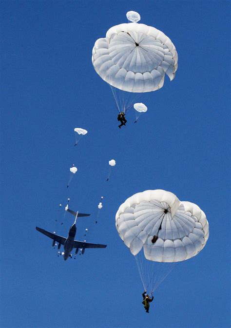 Tactical drills of paratroopers in Russian Far East - Russia Beyond