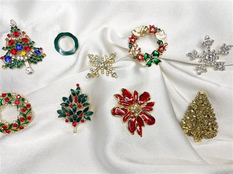 Vintage Brooches Holiday Jewelry Christmas Tree, Holiday Wreath, Snowflakes, and Holly Berries ...