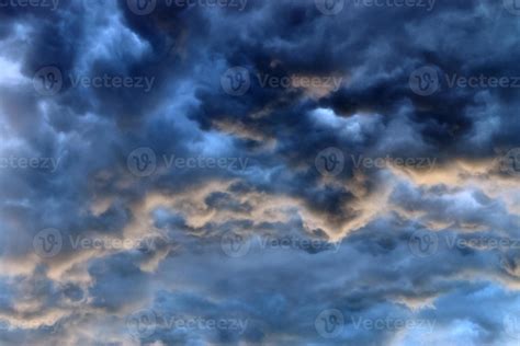 Stunning dark cloud formations right before a thunderstorm 10285609 ...