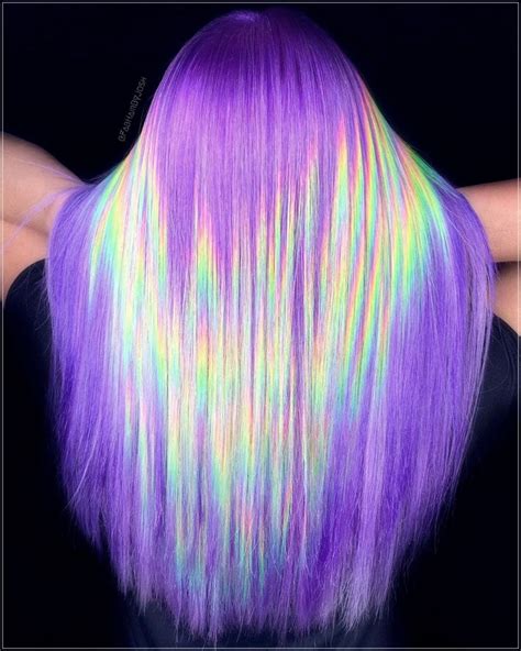 Holographic hair is the new trend that amazes the internet this year