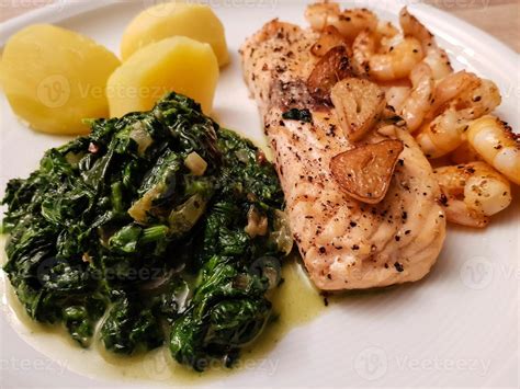 Salmon steak with creamed spinach and baked potatoes 3077327 Stock ...