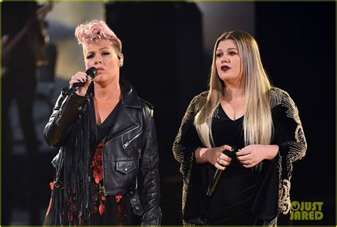 Pink & Kelly Clarkson Sing 'Everybody Hurts' to Open AMAs 2017 (Video): Photo 3990002 | Kelly ...