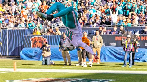 Dolphins' Tyreek Hill celebrates TD with flip against Bears - ABC7 Chicago