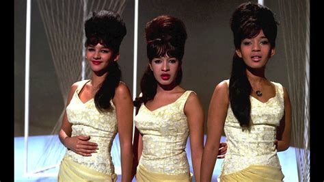 The Ronettes c. 1964 (L-R: Nedra Talley, Ronnie Spector, Estelle Bennett) : r/OldSchoolCool