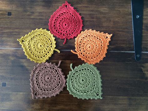 crochet leaf coasters - Pretty Ideas