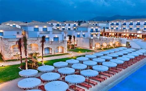 12 Best Resorts In Greece That Make You Feel Like Royalty