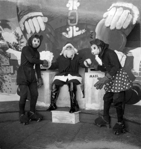 These Creepy Vintage Santa Photos Will Give You Nightmares