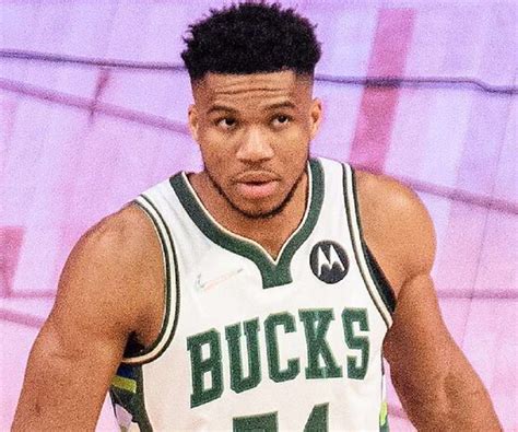 Giannis Antetokounmpo Biography - Facts, Childhood, Family Life ...