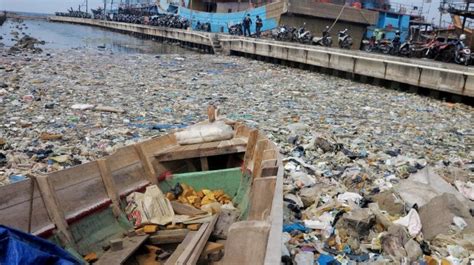 Sampah Plastik Menumpuk di Laut Pesisir Jakarta