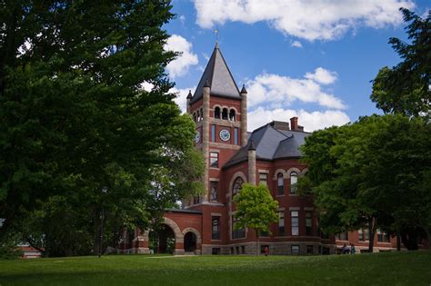 UNH Climbs the Rankings in U.S. News 2024 List of Best Colleges | UNH Today