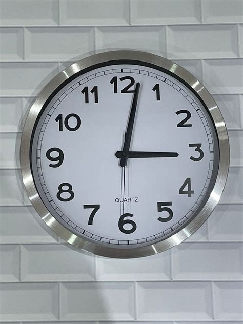 Reloj De Pared Grande Clasico Borde Plateado – Newmar – Joyería & Relojería