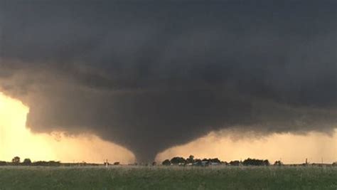 Kansas tornado causes widespread damage - CBS News