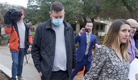 Texas HC Chris Beard's fiancée says he didn't strangle her