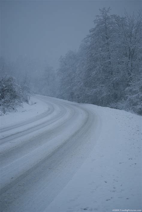 Snowy Road – FREEBigPictures.com