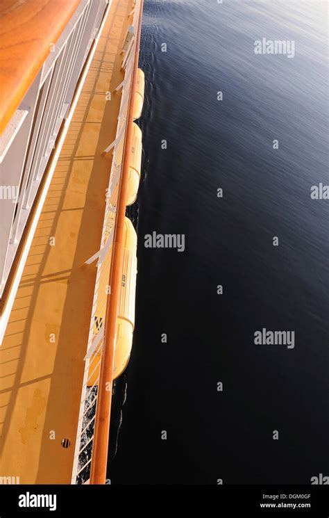 Ships rail hi-res stock photography and images - Alamy