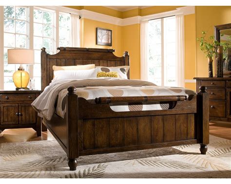 Broyhill Attic Heirlooms 4-Piece Feather Bedroom Set in Natural Oak Stain