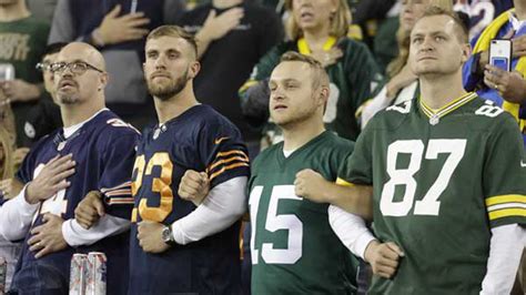 Green Bay Packers, Chicago Bears, fans lock arms during national anthem ...