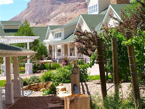 Courtyard at Wine Country Inn. Photo by Anne Tally | Country inn, Wine ...