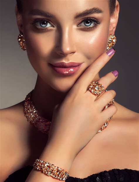 #856656 4K, Fingers, Jewelry, Lips, Bracelet, White background, Face, Hands, Manicure, Glance ...