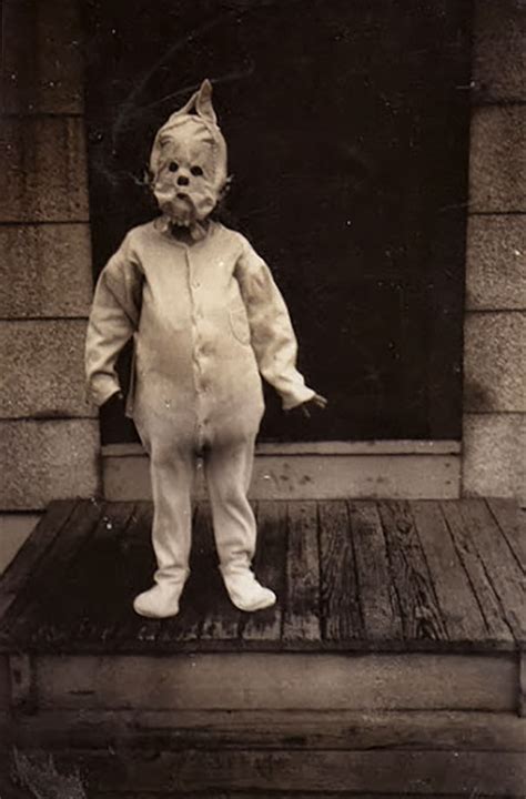 20 Vintage Halloween Costumes That Are Way Creepier Than What You See Today | DeMilked