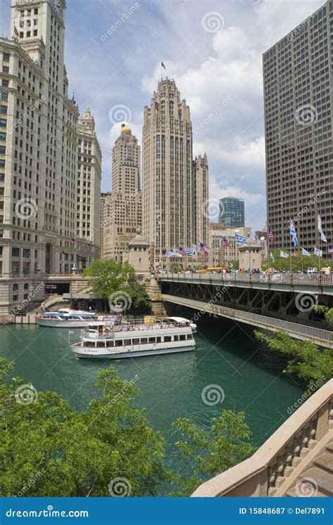 Chicago Riverboat Tours editorial photography. Image of boat - 15848687