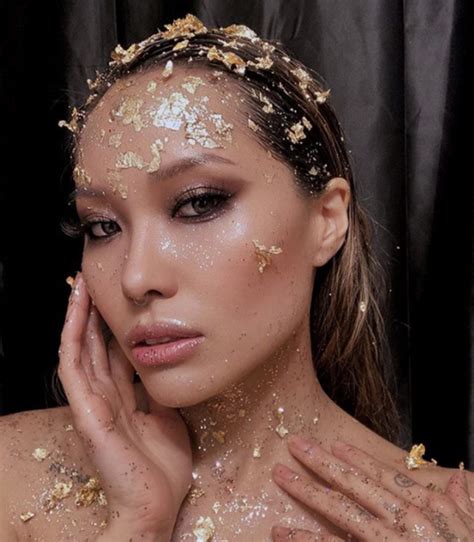 25 Glamorous Gold Makeup Looks For 2024 To Shine Like A Star