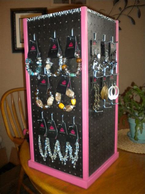 Love that it spins! | Paparazzi jewelry displays, Diy jewelry display ...