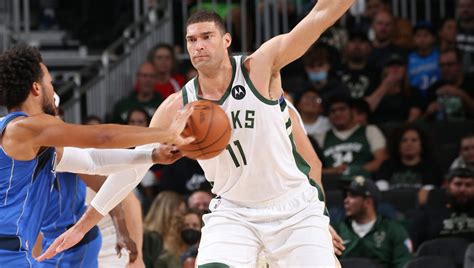 Bucks center Brook Lopez undergoes back surgery, out indefinitely | NBA.com