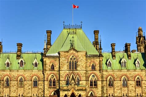 Premium Photo | Parliament hill and the canadian house of parliament in ...