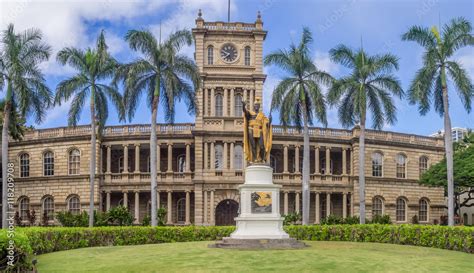 King Kamehameha I Statue in front of Ali iolani Hale, the Hawaii ...