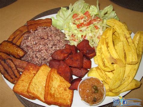 comida nica gallo pinto y tajadas fritas con queso | Flickr